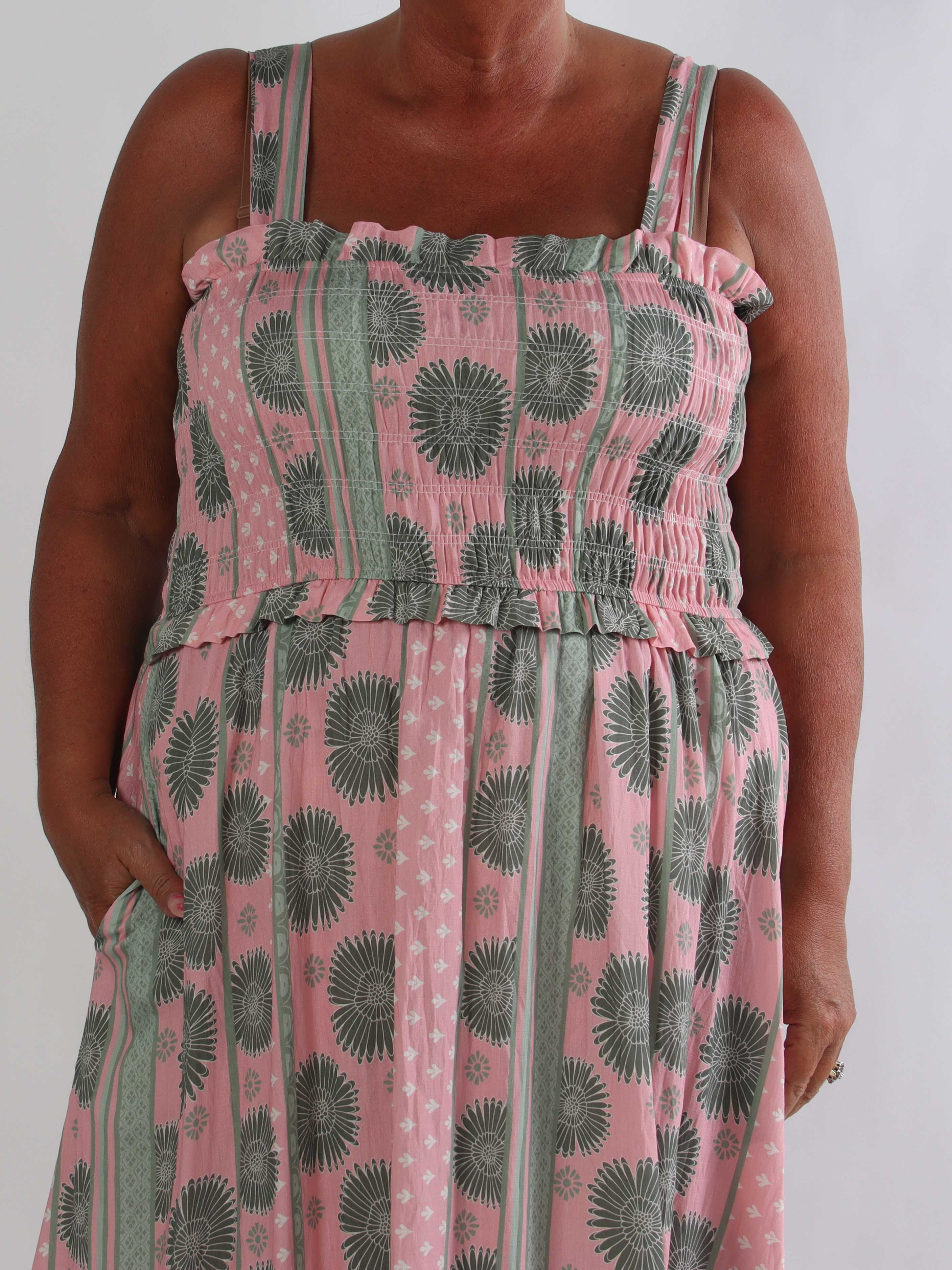 Marisol Sunburst - Blomstret plus size sommerkjole i viskose med smock henover brystet
